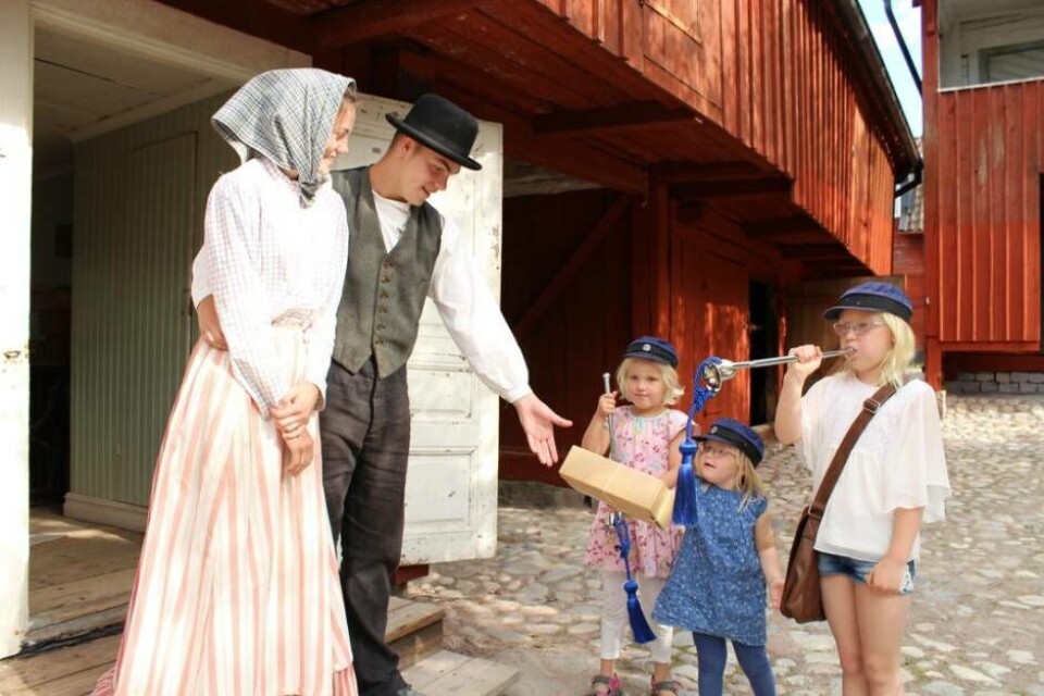 Posten kommer! En av alla de dramatiseringar som finns att se på Vallby friluftsmuseum. Foto: Vallby friluftsmuseum