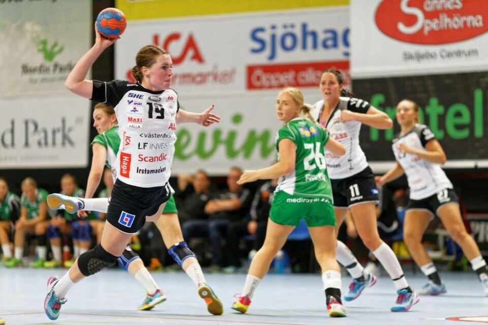 En tuff SM-kvartsfinalserie mot Skuru med start nästa lördag väntar nu för Viktoria Högström & co i VästeråsIrsta. Här från lagens möte i Bombardier i höstas (Skuru vann med 29–23). Foto: Ruben Lamers