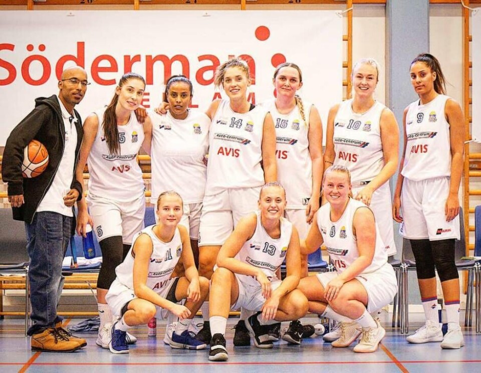 VB-laget – med nye coachen Demond ”Hutch” Wiltshire – som fått en smakstart på årets säsong i Basketettan. Foto: Bjarnefeldt Photography