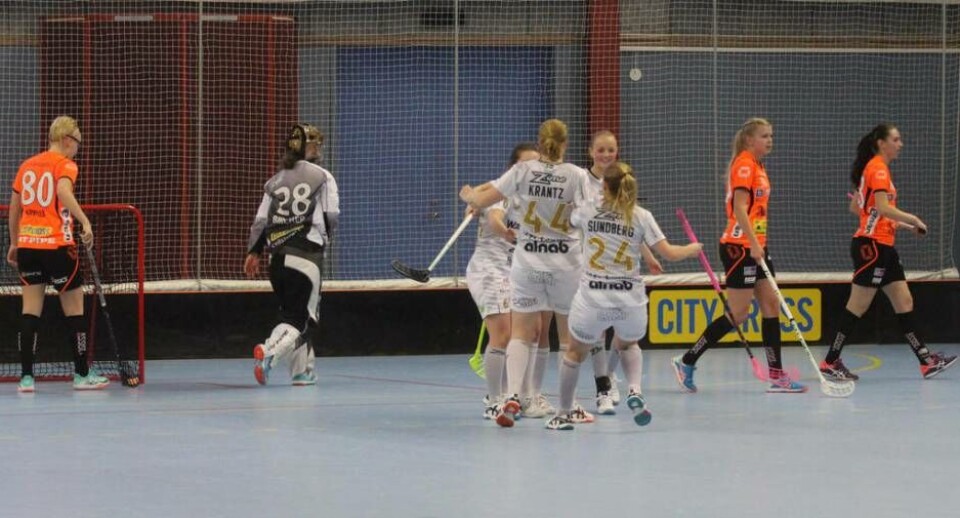 Uttåget. Rönnbys innebandydamer rådde inte på Pixbo i SM-kvartsfinalen. Göteborgslaget vann även den tredje matchen och avancerade därmed till semifinal med 3–0 i matcher. Foto: Jonas Bergkvist