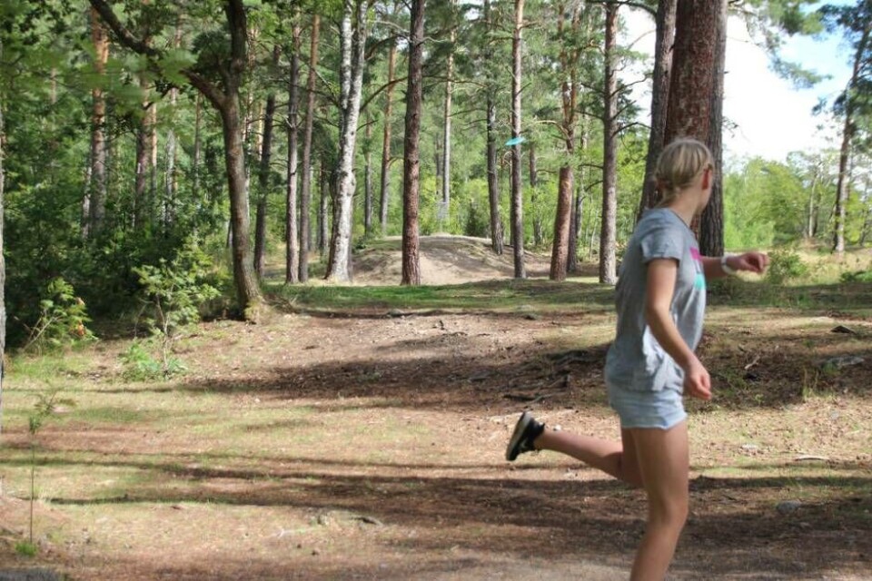 Elvira har just kastat ut vid första hålet på banan vid Hässlö. Hon gillar att kasta långt, men tycker att det är lite svårare med puttandet. Foto: Jonas Bergkvist