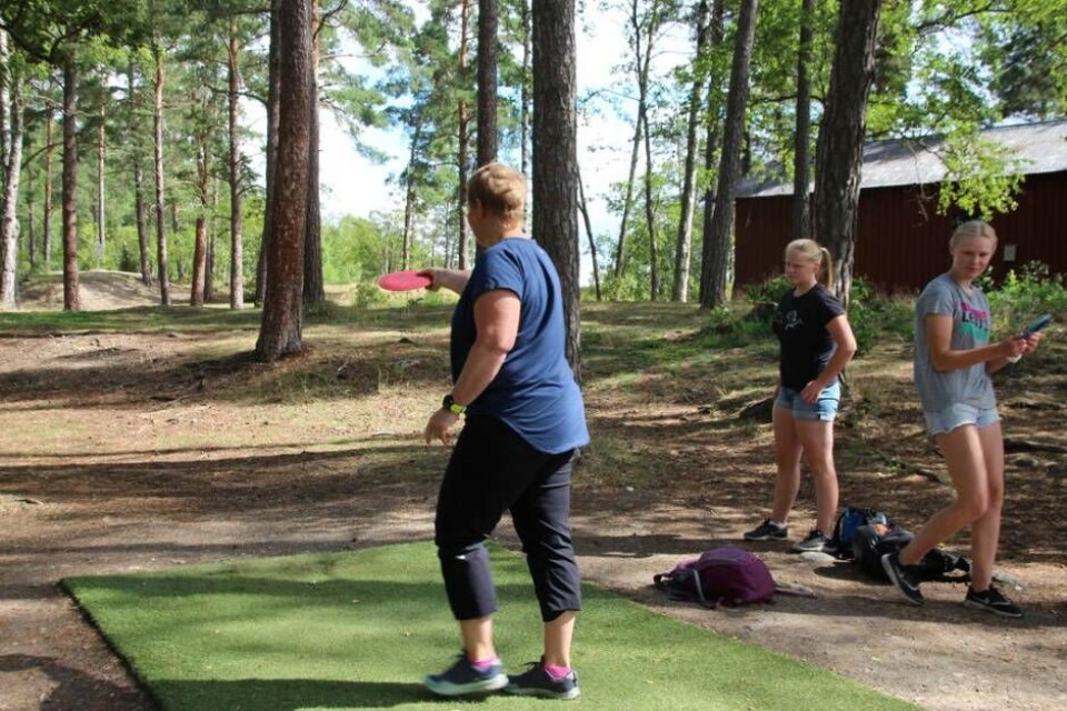 Mamma Stina hoppas kunna få med flera tjejer i Västerås DGC. Foto: Jonas Bergkvist