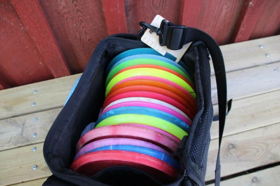 Lars Bergströms bag består av ett stort antal discar med varierande egenskaper. ”Man klarar sig bra på en disc som amatör, men ju mer avancerad man blir desto fler egenskaper vill man ha på olika discar precis som i vanlig golf med antal klubbor”. Foto: Jonas Bergkvist