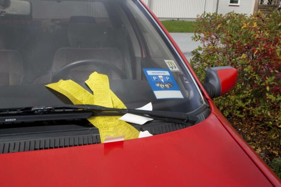 Nu gäller det att vara noga med att ställa in p-skivan rätt när man parkerar på Västerås stads gratisparkeringar – annars riskerar man att få böter.