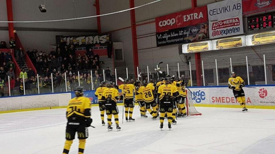 Stort VIK-jubel just efter den viktiga 3–2-segern borta mot Huddinge. Foto: Lasse Eddebring×1 / 3Visa bildtextBild 1 av 3