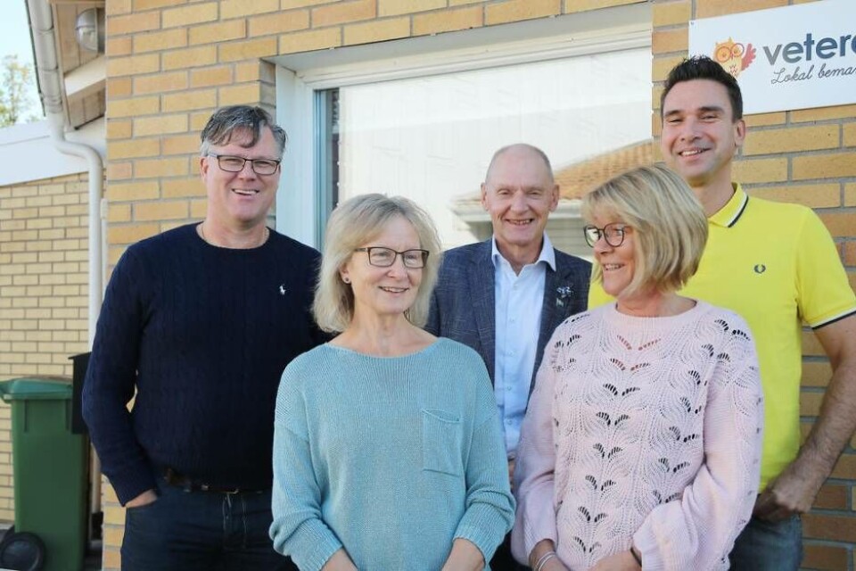 Gänget på Veterankraft. Leif Rohlin är platschef, Karin Ling är administratör, Bertil Andersson jobbar med försäljning, Mari Svensson är bemanningsansvarig och Marin Matohanac är företagssäljare. Foto: Helena Andersson