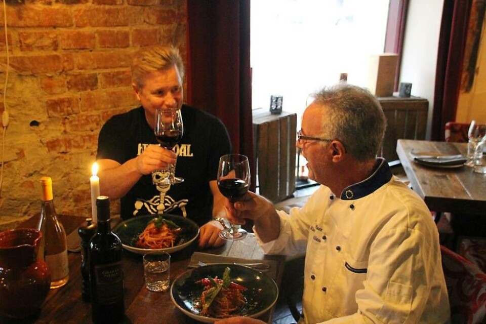Goda grannar. Patric Anderson och övriga sommelierer på Vinoteket har ett nära samarbete med ”Salle” & co hos Officershus-grannen Limone. Här avnjuter duon kökschefens al pomodoro. Foto: Jonas Bergkvist Goda grannar. Patric Anderson och övriga sommelierer på Vinoteket har ett nära samarbete med ”Salle” & co hos Officershus-grannen Limone. Här avnjuter duon kökschefens al pomodoro. Foto: Jonas Bergkvist