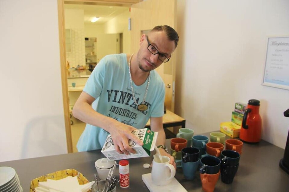 Allt i allo. Ola Sammels har jobbat på mötesplatsen i 20 år. Här fixar han fika till besökarna.