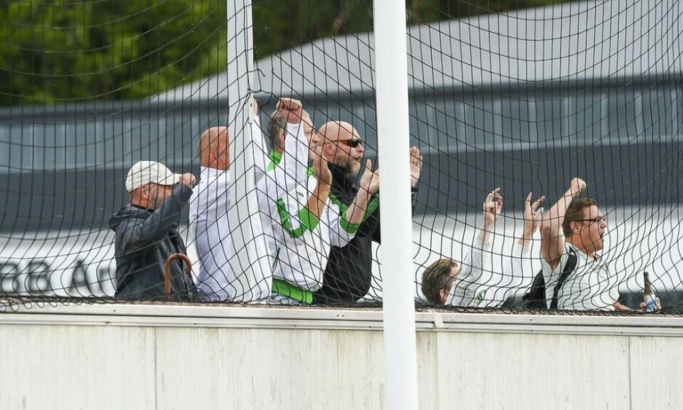 Ingen publik på läktarna – men VSK-fansen var i vanlig ordning uppfinningsrika och hittade olika sätt att följa matchen utanför Iver Arena. Foto: Stefan Lindgren