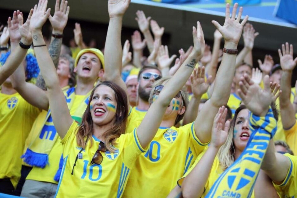 Vi är svenska fans allihopa! Det kan bli trångt på Stora torget på lördag när Sveriges VM-kvartsfinal mot England visas på storbild. Foto: Mostphotos