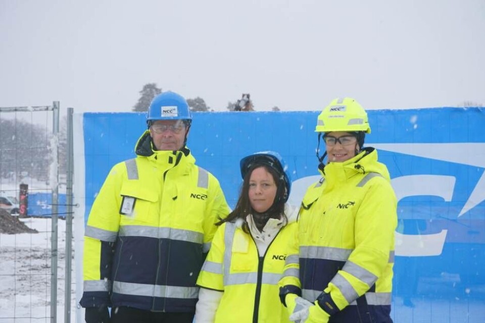 Anna Thunell, ordförande i Västerås Parkerings AB och ordförande i tekniska nämnden i mitten, tillsammans med Ulf Eriksson och Lina Carlsson, produktionschef respektive projektchef från NCC. NCC ska bygga parkeringshuset Dockan på Öster Mälarstrand. Foto: Josefine Wijkström