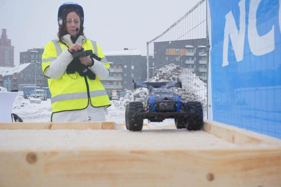 Anna Thunell, ordförande i Västerås Parkerings AB och ordförande i tekniska nämnden, invigde bygget genom att köra upp en radiostyrd bil på en ramp. Foto: Josefine Wijkström