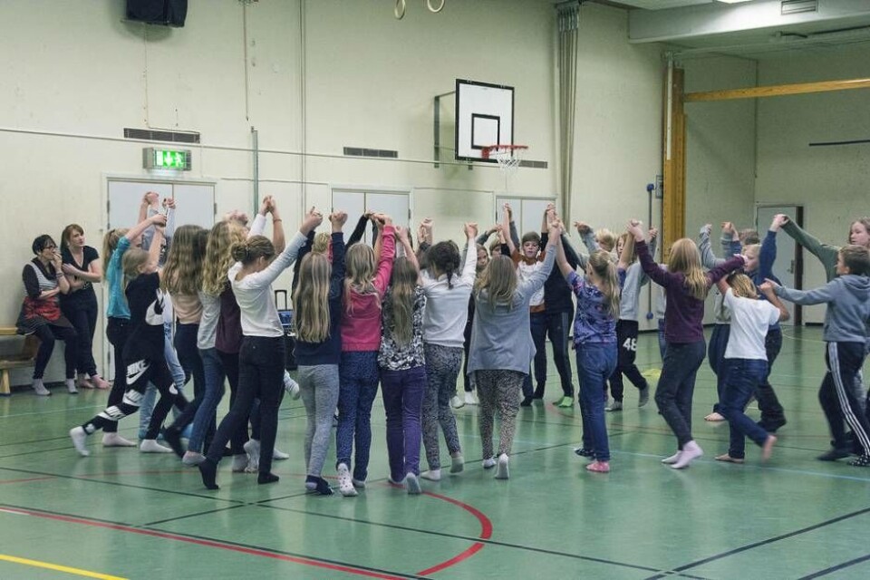 Dans i skolan. Hela kroppen är med i inlärningsmomentet, vilket befäster kunskapen. Foto: Hallstahammars kommun