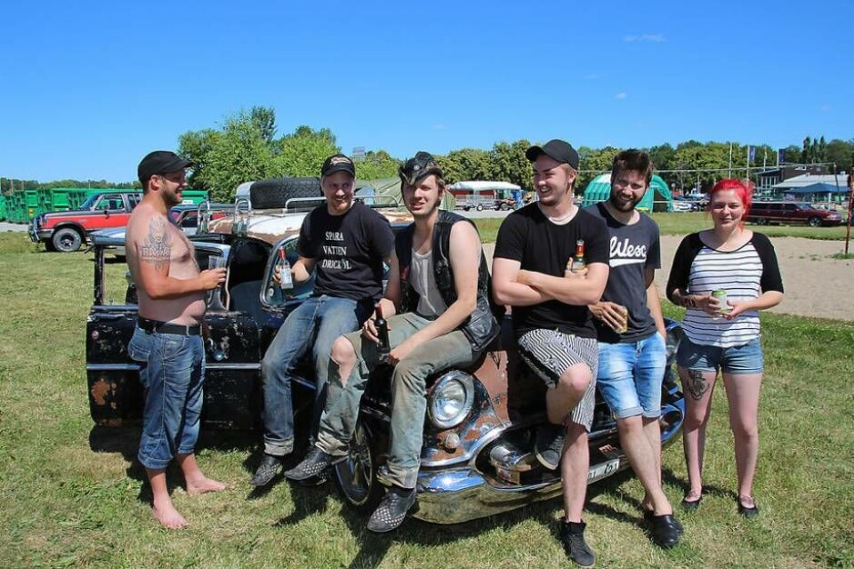 Från Umeå kom det här gänget som åkt över 60 mil för att komma till Västerås och Summer Meet. Från vänster Peter Jonsson, Mathias Jakobsson, Mathias Hallén, Vilhelm Edvinsson, Johan Sundling och Evelina Danielsson. De var eniga: 'Vi hör hemma här, varför åka någon annanstans?'. Foto: Jonas Bergkvist