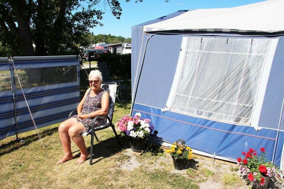 Solveig Pettersson som bor permanent på Västerås Mälarcamping tycker att det här är de tre bästa dagarna på året. ”Det här är jätteroligt, ett uppsving för Västerås”. Foto: Jonas Bergkvist
