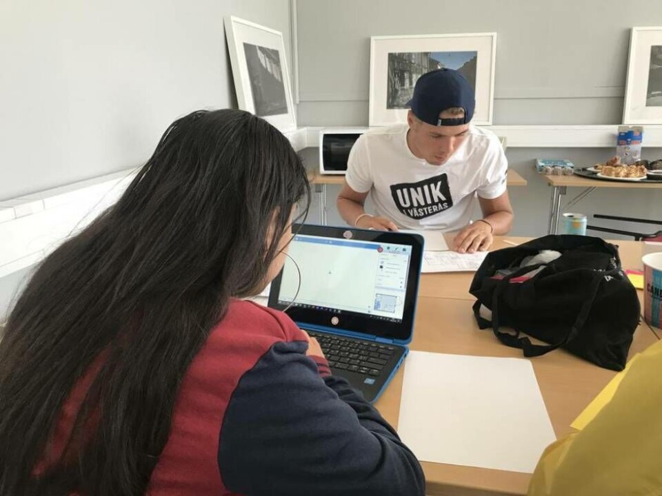 Ruzanna Kaloyan (närmast) intervjuade en tjej som berättade att hon inte ville att socialtjänstens lokaler skulle se ut som ett sjukhus. Till höger syns Måns Lagelius. Foto: Västerås stad