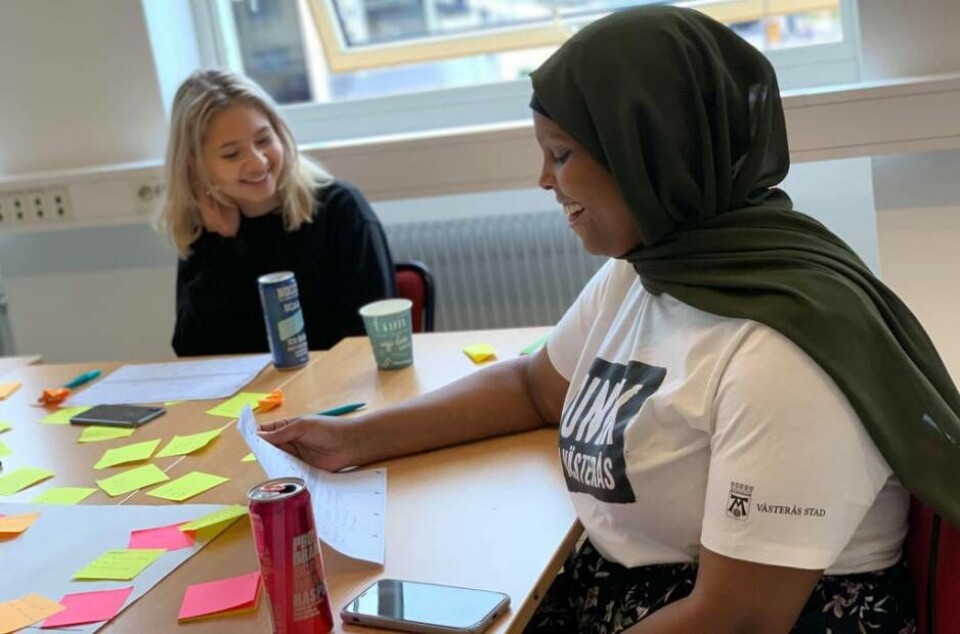 Två av ungdomskonsulenterna som sommarjobbat inom socialtjänsten, Arwen Edlund och Fawsia Warsame. Foto: Västerås stad