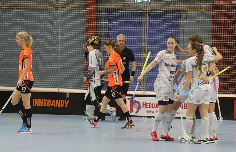 Uppförsbacke. Nu krävs bara segrar för Rönnby för att hålla slutspelsdrömmen vid liv. Pixbo vann även mötet i Bombardier Arena på söndagen och har skaffat sig en 2–0-ledning i SM-kvartsfinalserien. Foto: Jonas Bergkvist×1 / 8Visa bildtextBild 1 av 8