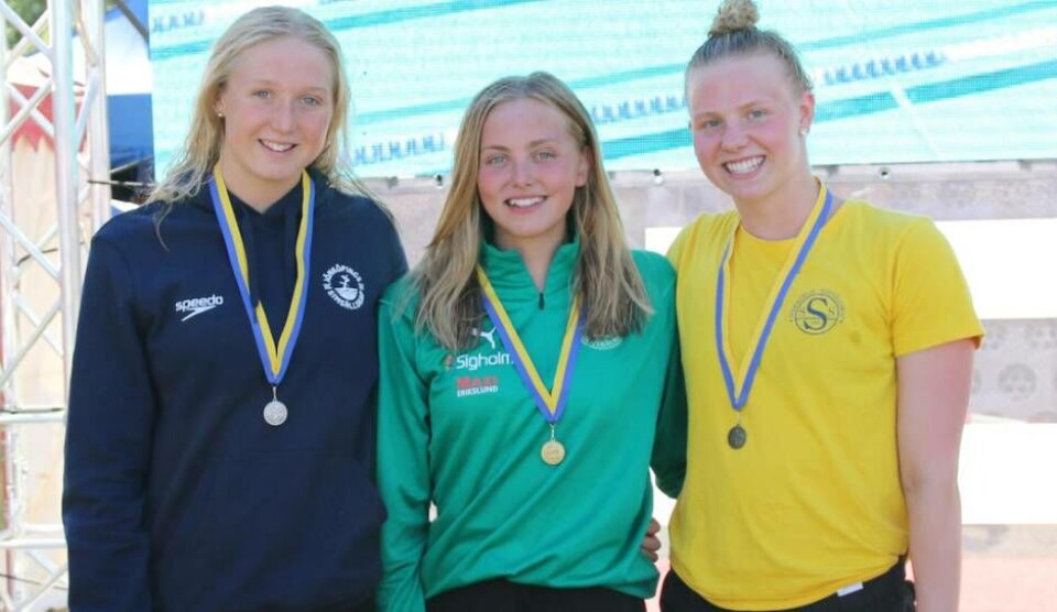 VSS Edith Jernstedt (mitten) var med i två segrande lagkapper och vann dessutom två två guld individuellt i flickor 16–17. Nu väntar junior-EM i Helsingfors. Foto: Svenska simförbundet