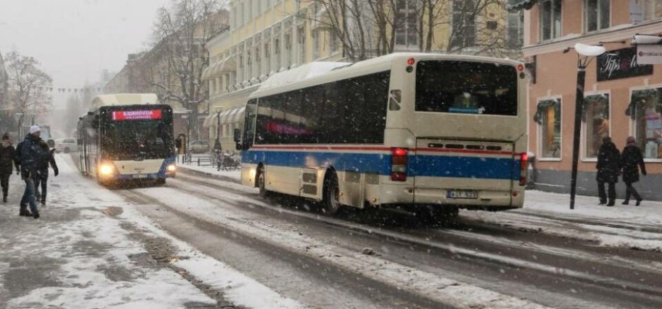 Busstrafiken påverkas av snöfallet. Under tisdagsmorgonen har VL beslutat att stänga en busshållplats på grund av halka.