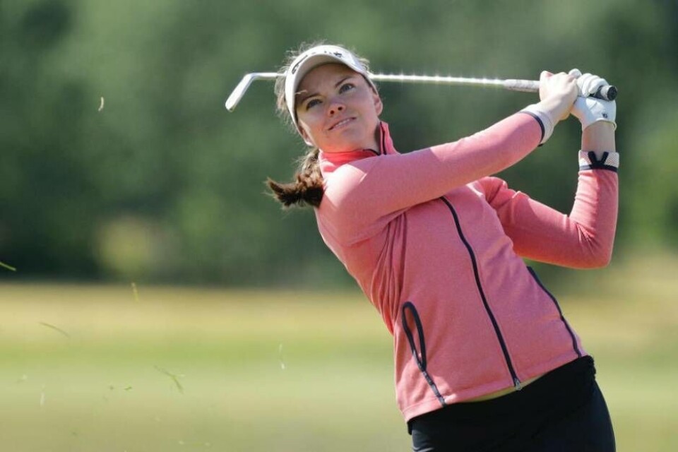 Västeråsgolfaren Annelie Sjöholm är äntligen tillbaka på tävlingsbanan igen efter coronautbrottet. Comebacken i Uppsala i helgen gav mersmak och en fin tolfteplats i det starka startfältet. Foto: Göran Söderqvist