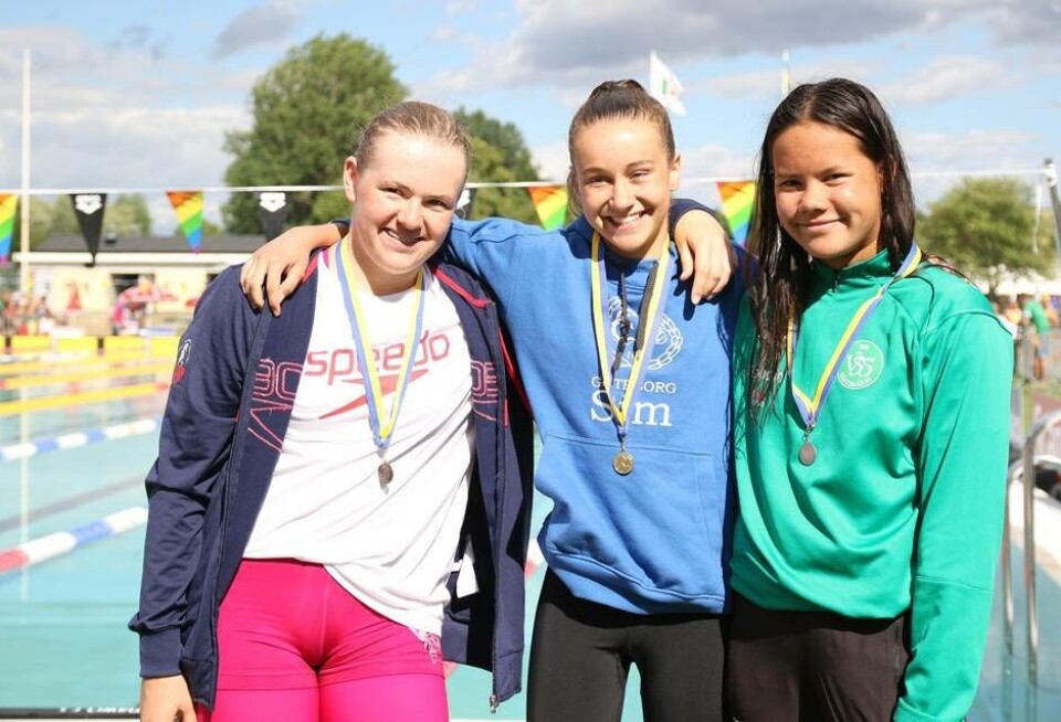 Felicia Rogell (till höger) simmade hem en silverpeng i flickor 15 och även för henne väntar landslagsuppdrag i sommar då hon deltar i Nordiska Ungdomsmästerskapen i Riga 14–15 juli. Foto: Svenska simförbundet
