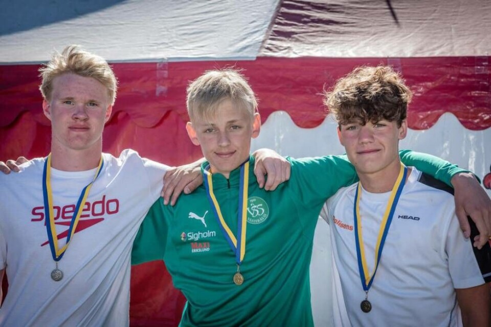 Lucas Sterling (mitten) tog två guld i klassen pojkar 14 år samt ett silver. Foto: Svenska simförbundet