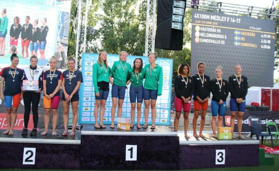 VSS lagkappslag – Edith Jernstedt, Hannah Brunzell, Malin Eklund och Filippa Sterling – som segrade på 4x100 medley i klassen flickor 16-17 år på nytt mästerskapsrekord. Foto: Svenska simförbundet