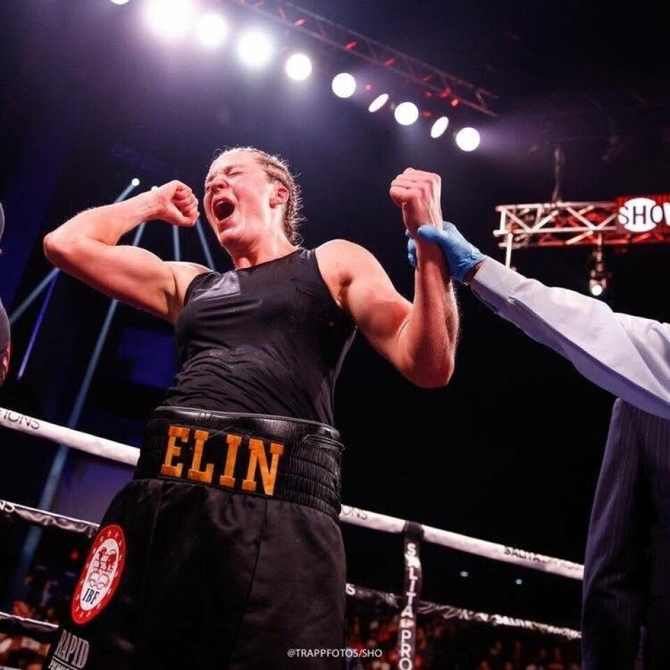 Elin Cederroos segerjublar efter segern i dubbla titelfajten mot hemmafavoriten Alicia Napoleon Espinosa på en gala i Atlantic City i januari 2020. Foto: Stephanie Trapp/Showtime