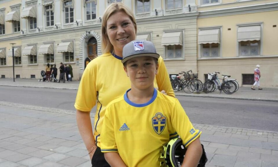Maria Hoijar med sonen Elliot tror på svensk seger. Foto: Stefan Lindgren