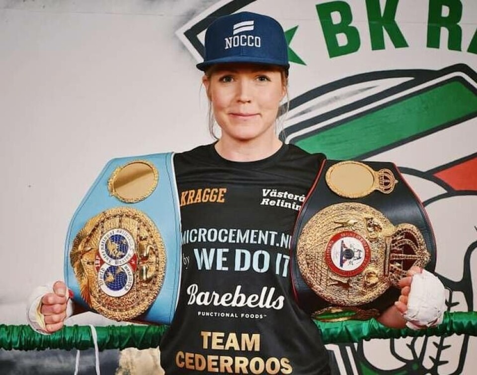 Elin Cederroos med sina världsmästarbälten för organisationerna WBA och IBF. Nu har Västeråsboxaren chansen att ta de andra två tyngsta också, WBC och WBO. Foto: @karl_henrik_gron