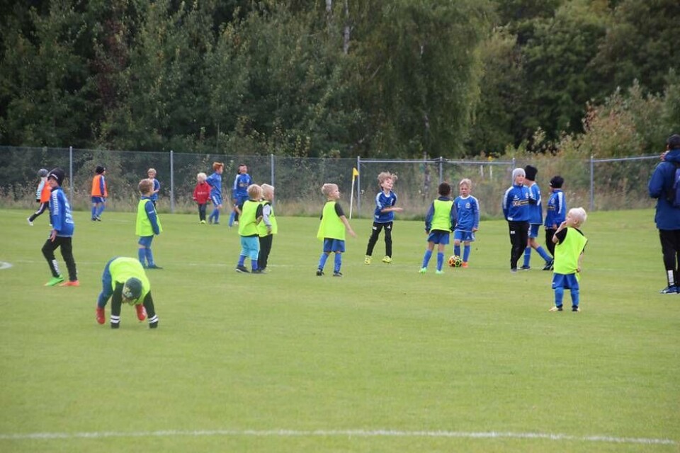 Spännande premiär. För många av de yngre spelarna var det premiär för att spela match denna dag – och dessutom på huvudplanen! Foto: Jonas Bergkvist