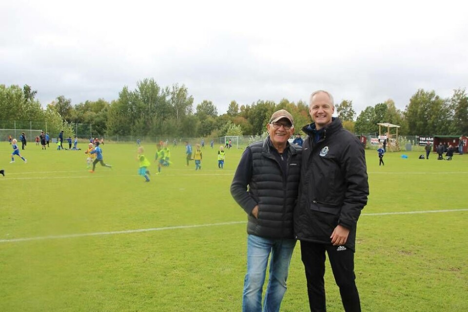 Brinner för IK Oden. Alberto ”Mr Oden” Niccolai och nuvarande ordföranden Anders Granö på Brandthovda IP under jubileumsdagen där föreningens 90 år firades med en fotbollsmanifestation över generationerna. Foto: Jonas Bergkvist