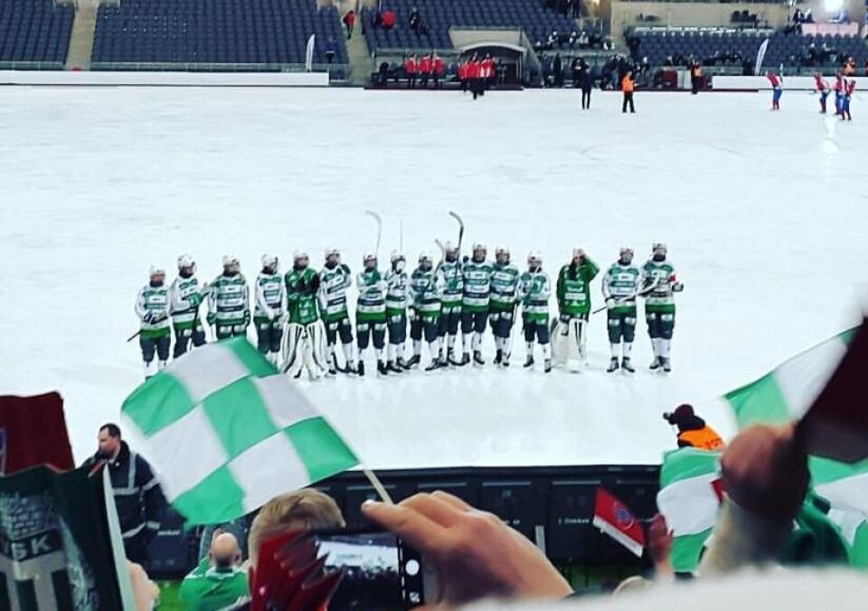 VSK-spelarna tackar de tillresta supportrarna. VSK förlorade SM-finalen – men vann läktarkampen i utklassningsstil. Foto: Martina Edberg×1 / 2Visa bildtextBild 1 av 2