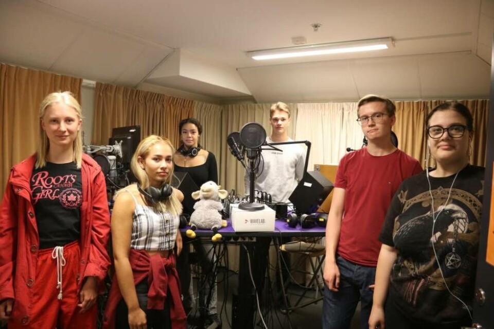 I studion: Jonna Dahlblom, gäst, Tova Eliasson, Selma Hennius, Anton Kiessler, gäst, Samuel Svärd och Majken Wahlström. Foto: Helena Andersson