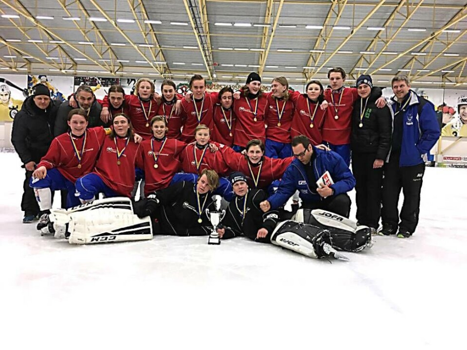 Bäst i Sverige. Följande spelare såg till att Västmanland vann Svenska spels cup för P15-länslag 2017. Oscar Svensson, Lucas Campese, Clas Boström, Gabriel Augustsson, Kalle Nogelius, Edwin Porswald, Jakob Lundin, Adam Söderlund, Oskar Hallgren, August Karlsson, Kasper Sandgren, Daniel Sandberg, Axel Erkers, Love Andersson, Adam Söderström, Eddie Grip, Axel Borg och David Svensson Ledare: Ted Andersson, Göran Boström, Micke Augustsson, Stefan Sandgren. Foto: Privat
