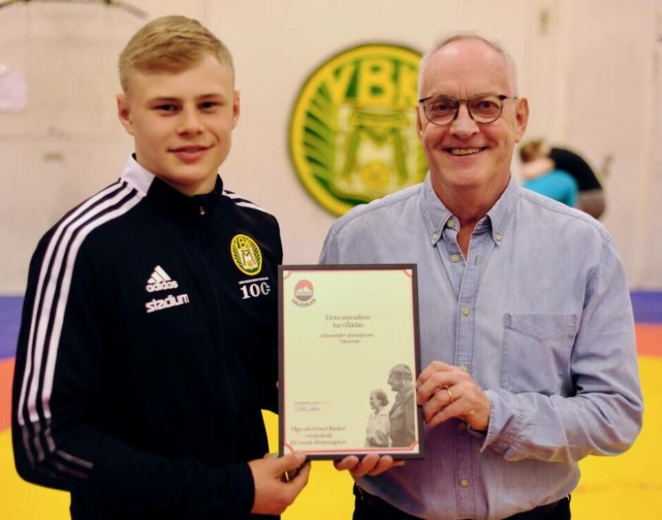 Prisad. Alexander Gustafsson, Västerås Brottarklubb, fick mottaga stipendiet från Riksidrottens vänners Jan Engström. Foto: VBK