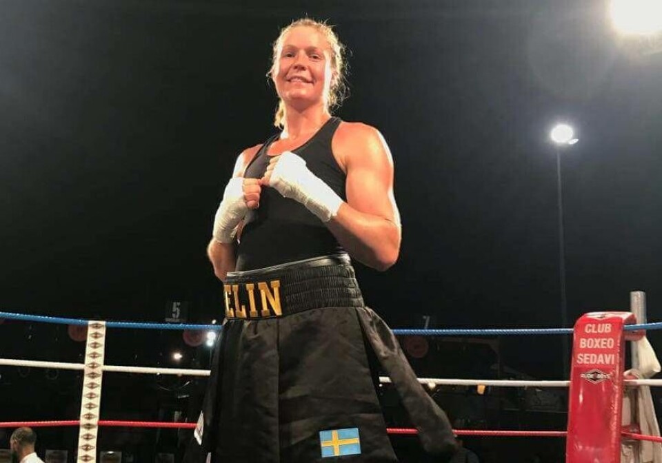 Elin Cederroos i ringen i Valencia efter sin fjärde proffsseger mot en ungerska. Foto: Rapid Promotions