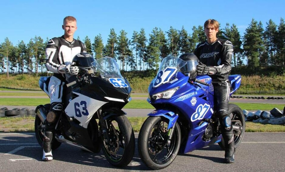 Philip Tängerstad och Anton Södergren hemma på Hälla Ring. Foto: Jonas Bergkvist