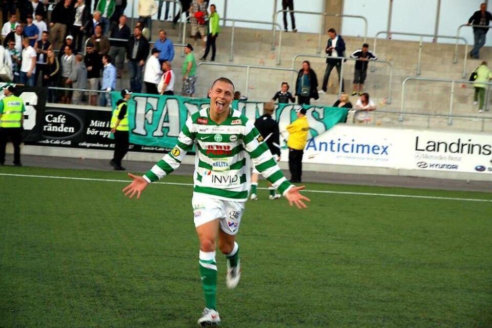 Klassisk bild från VSK-tiden. Victor Nilsson Lindelöf på en klassisk efter en match i Superettan 2011 – året då han som 17-åring fick sitt stora genombrott och fotbollslivet lekte. Snart skulle proffsäventyret i Portugal och Benfica börja. Foto: Erik Eklund