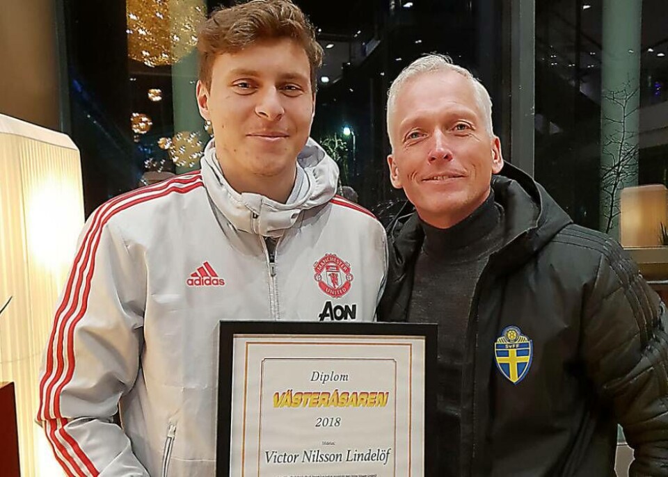 Västeråsaren 2018. Victor Nilsson Lindelöf fick motta Västerås Tidnings utmärkelse i players lounge på hemmaarenan Old Trafford av svenska fotbollförbundets generalsekreterare och Håkan Sjöstrand. Ny hyllas ”Vigge” av förbundskaptenen Janne Andersson. Foto: Håkan Sjöstrand