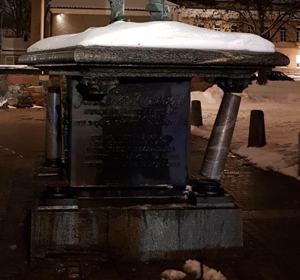 Rudbeckiusstatyn utanför domkyrkan skadad – påkörd av buss