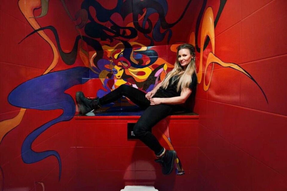 ”Lady in red”. Bella Feltendahls konst pryder bland annat en Bra Hak Burgers konst-toarum i Västerås. Foto: Rex Keijser Addo×1 / 2Visa bildtextBild 1 av 2