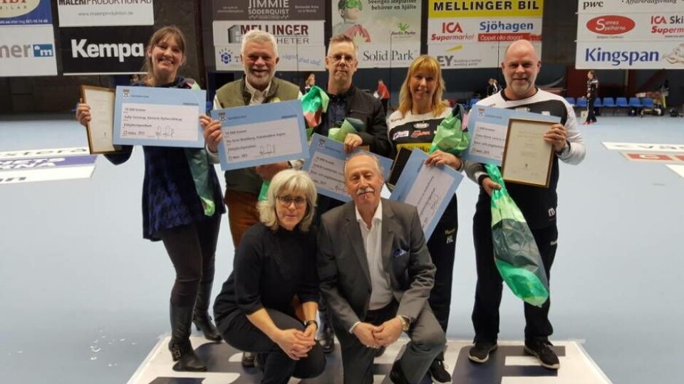 Här är årets vinnarna av årets Eldsjäls- samt barn- och ungdomsledarstipendium: Sofie Stristrup, Per Arne Blomberg, Joakim Lundström, Helena Lindblom och Claes Orest. Priset delades ut av eva westerlund och Hans Stergel från nämnden för idrott och friluftsliv.