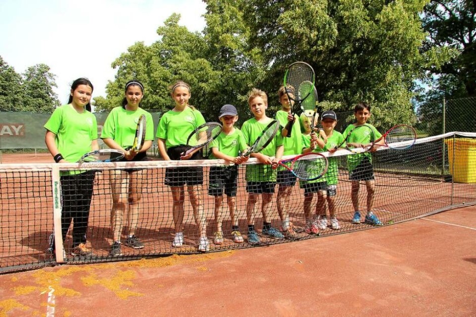 Tennisläger. Under återupplivade TK Aros träningsläger vid Framnäs förra veckan svettades ett tiotal ungdomar i åldrarna 6–13 år i värmen. Från höger till vänster: Gabriel Shafadi, Theodor Lindqvist, Simon Modig, Marcus Modig, William Geidemark Stafström, Eskil Hiertner, Alva Sjödahl, Shaili Sodmand, Maya Senoo. Foto: Jonas Bergkvist