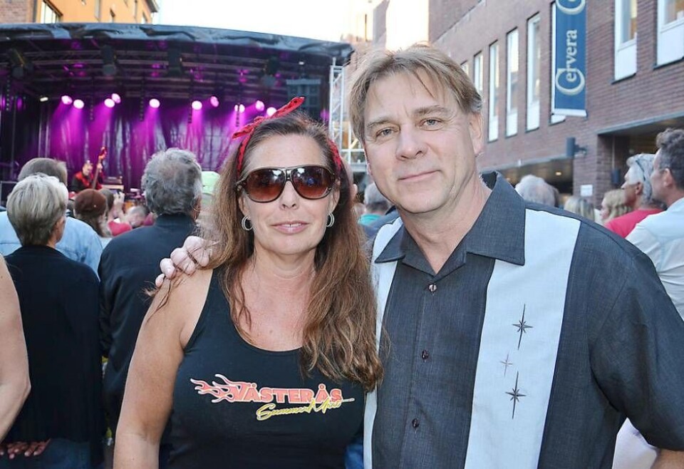 Laddade. Arrangörerna Susanne Moëll, som håller i kontakten med alla säljare samt tävlingen Miss Västerås Summer Meet, tillsammans med Klas Brink. Foto: Helena Andersson