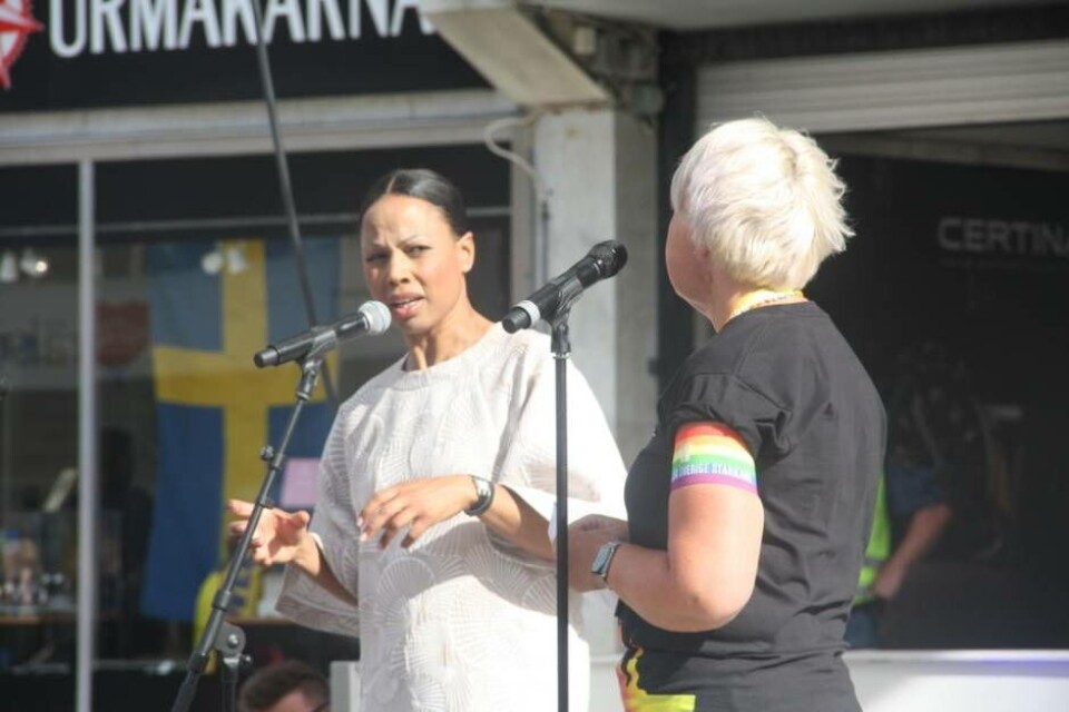 Kultur- och demokratiminister Alice Bah Kuhnke (MP) frågas ut av Ann Gräsberg som är styrelseledamot i Västerås Pride. Foto: Sofie Tejre