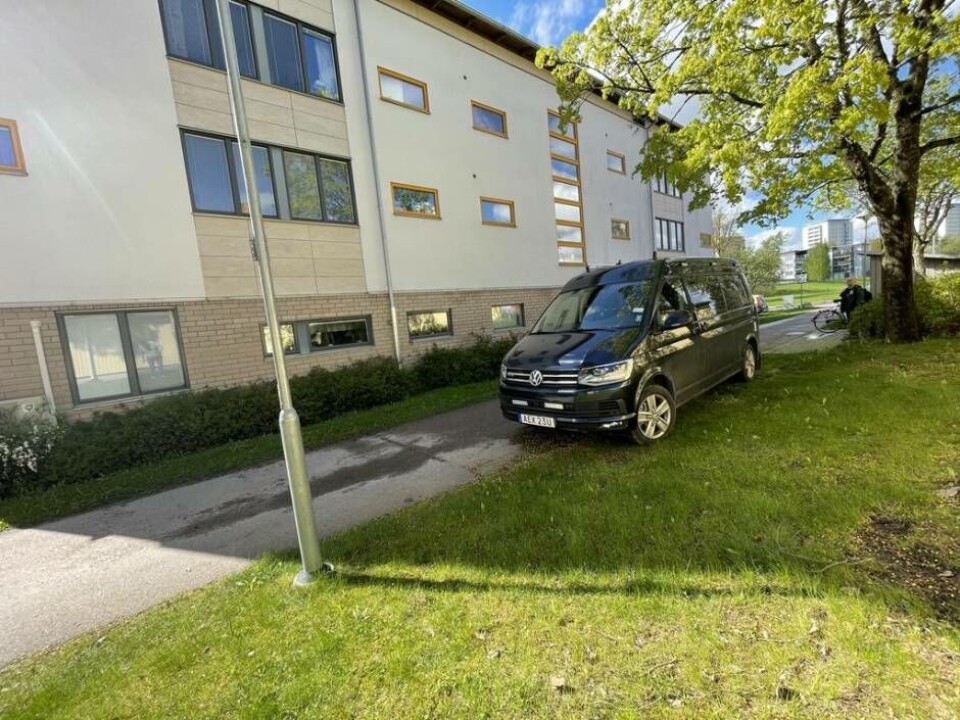Polisens tekniker är på plats vid bostaden där brottet ska ha inträffat. Foto: Jonas Edberg