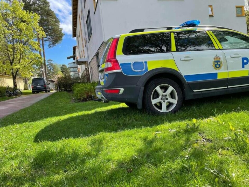 Polisen på plats vid adressen på Haga där det misstänkt grova brottet ska ha inträffat. Foto: Jonas Edberg