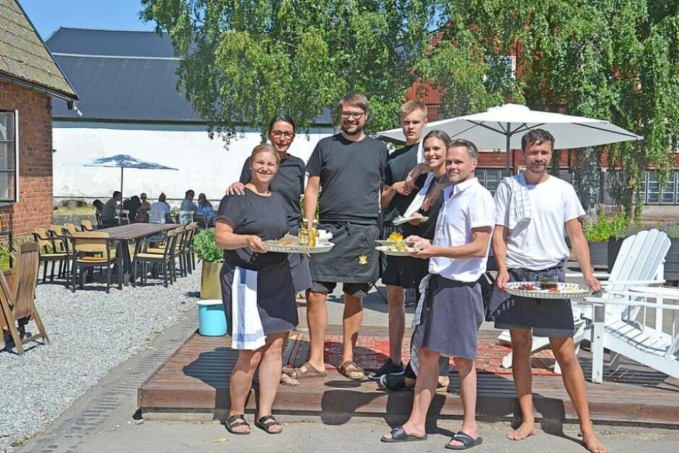Hela styrkan samlad utanför caféet. Från vänster: Elizabeth Genberg, Eva Thilén, Henrik Rönkkö, Max Genberg, Alice Genberg, Mikael Genberg och Ludvig Iraeus. Foto: Helena Andersson